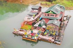 Người đàn ông sống trên đảo tự xây 17 năm