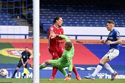 Trọng tài VAR 'quên' pha vào bóng của Pickford với Van Dijk, Liverpool phẫn nộ