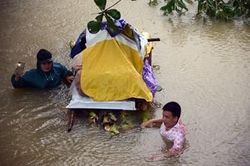 Quảng Bình bị lụt chưa từng có, các lực lượng căng mình sơ tán dân