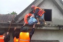Căng mình giúp địa phương sơ tán dân đến nơi an toàn