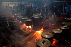 Những chiếc bánh nghĩa tình gửi bà con vùng lũ