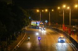 Cận cảnh đoàn tàu tuyến metro Nhổn - ga Hà Nội về tới Hà Nội lúc rạng sáng