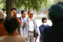 Bất ngờ: Thủ tướng Nhật Suga Yoshihide đi bộ tập thể dục buổi sáng ở Hồ Gươm