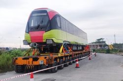 Đoàn tàu đầu tiên tuyến đường sắt đô thị số 3 đã về khu đề-pô Nhổn