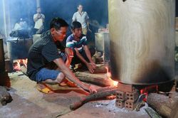 Tây Nguyên: Trắng đêm nổi lửa nấu hàng nghìn bánh tét tặng miền Trung