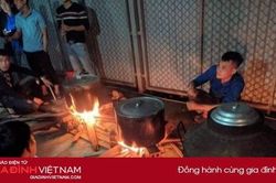 Bà con Nghệ An xuyên đêm nấu bánh chưng tiếp tế người dân vùng lũ