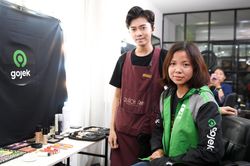 Màn trang điểm 'lột xác' của các nữ đối tác tài xế trong ngày 20/10
