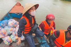 Thủy Tiên kêu gọi cứu trợ miền Trung được hơn 100 tỷ đồng sau 1 tuần, nhắn nhủ: 'Đừng chửi mình tội nghiệp nha!'