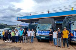 Câu lạc bộ thiện nguyện 'Ngôi nhà yêu thương' chuyển hàng cứu trợ đến người dân vùng lũ