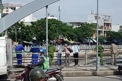 Thi thể đang phân hủy trôi trên kênh Tân Hóa