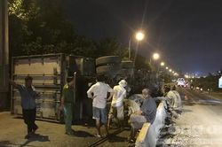 Hạ gục nhiều mét dải phân cách, xe tải chở cá lật nhào