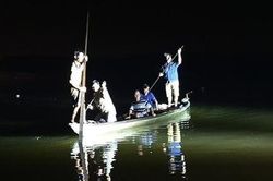 Triều cường lớn gây lật ghe chở 5 người, 2 phụ nữ mất tích