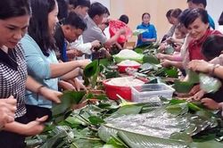 Ấm lòng người dân xứ Nghệ thức thâu đêm nấu bánh chưng gửi đến bà con vùng lũ