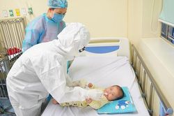 Bé trai 8 tháng tuổi cùng mẹ mắc Covid-19 khi đang cách ly tại Bắc Giang