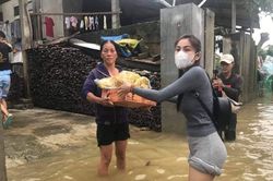 Nghệ sĩ dầm mưa giúp đỡ người dân miền Trung