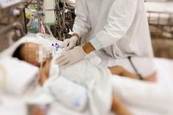 Bé 2 tuổi bị chó cắn rách cổ