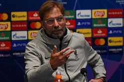 Klopp đáp trả Carragher về vấn đề trung vệ của Liverpool