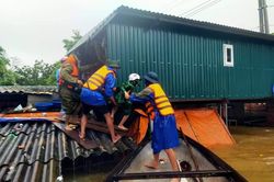 Người dân vùng lũ đối mặt với nguy cơ về dinh dưỡng và dịch bệnh