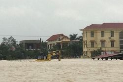 Huyện Lệ Thủy nhiều ngôi nhà bị chìm trong lũ