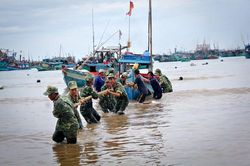 Ứng phó bão số 8, quân đội huy động máy bay, tàu thuyền và gần 700.000 chiến sĩ