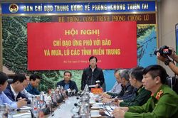 Tính toán phương án sử dụng trực thăng để đẩy nhanh tốc độ cứu trợ người dân vùng lũ