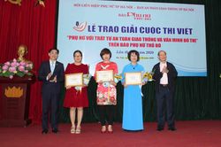 Cụ bà 70 tuổi vận động dân gom tiền làm cầu sắt giữa Hà Nội