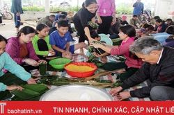 Người dân huyện miền núi Hà Tĩnh gói 3.500 bánh chưng gửi đồng bào ngập lụt