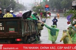 Hà Tĩnh: Nhiều xe tải lớn làm 'taxi' miễn phí cho người dân vùng lụt