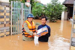 Theo dõi chặt chẽ bão số 8, nỗ lực hỗ trợ nhân dân khôi phục đời sống