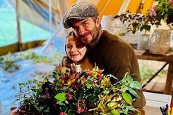 David Beckham 'gây sốt' với hình ảnh làm vườn cùng cô con gái 9 tuổi Harper