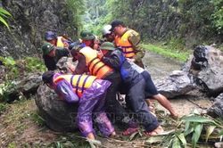 Khắc phục sự cố sạt lở, mở đường vào 3 bản đồng bào Rục