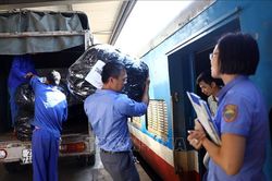 Ngành Đường sắt bắt đầu vận chuyển hàng cứu trợ vào miền Trung