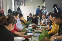 Người Hà Nội ngày đêm gói hàng nghìn chiếc bánh chưng cứu trợ miền Trung qua cơn lũ dữ