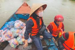 Thủy Tiên bị nổi ghẻ sau 1 tuần lặn lội trong nước lũ ở miền Trung: 'Ghẻ rồi, ngứa mà không dám gãi'