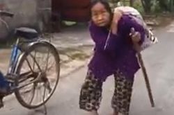 Clip: Xúc động cảnh cụ bà ở Hải Dương cõng bao tải quần áo và mì tôm cứu trợ miền Trung
