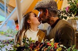 Beckham lại gây tranh cãi khi hôn môi con gái Harper Seven