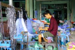 Con nước lên, làng nghề sản xuất ngư cụ tất bật sản xuất