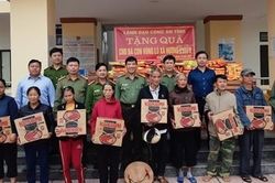 Công an Hà Tĩnh ủng hộ nhân dân vùng lũ Hương Khê