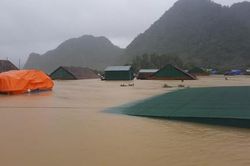Quảng Bình vẫn còn hơn 43.000 ngôi nhà chìm trong nước lũ