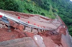 Đắk Nông: Mưa lớn kéo dài, đường xuống thác Liêng Nung sạt lở kinh hoàng