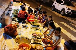 Cùng hướng về đồng bào miền Trung