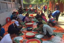 Hàng nghìn chiếc bánh chưng của người dân xứ Thanh chuẩn bị gửi vào vùng lũ