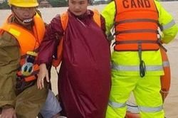 Công an Quảng Bình giải cứu 4 người bị lật thuyền chới với giữa biển nước