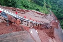 Đắk Nông: Mưa lớn kéo dài gây sạt lở đường nghiêm trọng