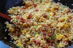 Công thức làm cơm chiên trứng và thịt hộp