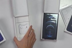 Mở hộp iPhone 12 kèm tai nghe