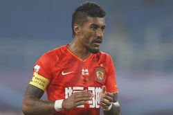 Paulinho bấm bóng qua thủ môn ghi bàn
