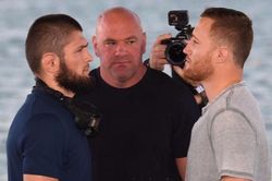 Gaethje trả lại đai tạm thời trong buổi chạm mặt Khabib