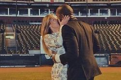 Kanye West đăng ảnh hôn Kim Kardashian giữa tin rạn nứt