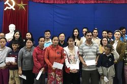 Đỗ Mỹ Linh, Tiểu Vy, Lương Thùy Linh đến miền Trung tặng quà người dân gặp khó khăn sau bão lũ